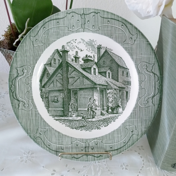 Old Curiosity Shop Plate Forest Green - Picture 1 of 3
